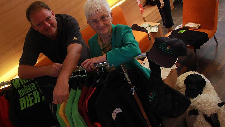 Die neue Rhön-"Fairwear"-Kollektion: Shirts, Kappen und Taschen gibt es ab sofort in Fairtrade-Qualität. Tourismus-Chef Michael Pfaff und Bad Neustädter SPD-Stadträtin Franziska Burmester finden das nur "konsequent". Fotos: Carmen Schmitt