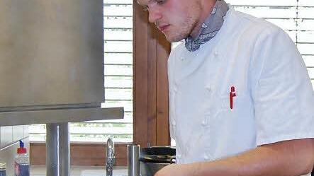 Koch-Azubi Jan Hamák (Restaurant Kings & Queens, Schweinfurt) bei der Zubereitung seines Hauptgerichts  Foto: Sigismund von Dobschütz