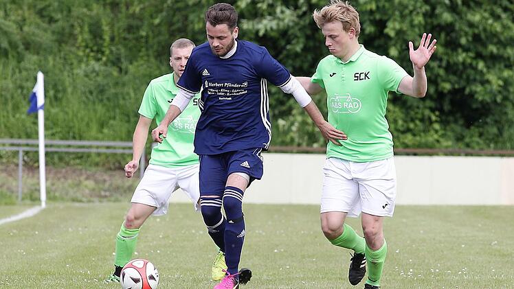 Alexander Leier (M.) wird von den Kemmernern Christian Schetlich (hinten) und Julian Schnapp angegriffen.