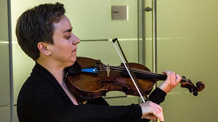 Daniela Steinmetz beim "Klanggrenzen"-Konzert in der VR-Bank CoburgFoto: Jochen Berger