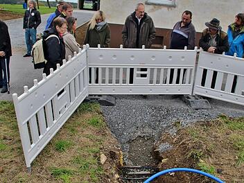 Unerfreulicher Tiefblick der Gemeinderäte in Rannungen: Mehr Kabel als gedacht beim Grundstück "Am König 7" und weiter im Grundstück als im Plan vorgesehen. Werner Vogel