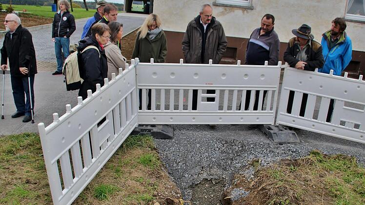 Unerfreulicher Tiefblick der Gemeinderäte in Rannungen: Mehr Kabel als gedacht beim Grundstück "Am König 7" und weiter im Grundstück als im Plan vorgesehen. Werner Vogel