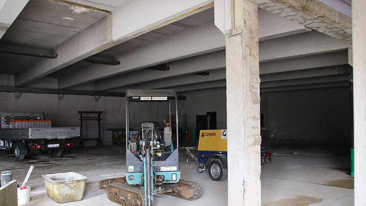 In der Garage gibt es künftig mehr Platz für die Rettungsfahrzeuge. Foto: Stephan Tiroch