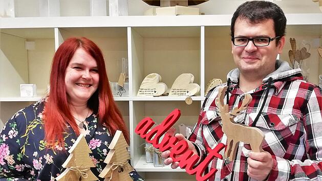 Isabelle Strau&szlig; und Viktor Gerz warten im Lebenshilfe-Laden mit neuen Produkten auf ihre Kundschaft. Sigismund von Dobsch&uuml;tz