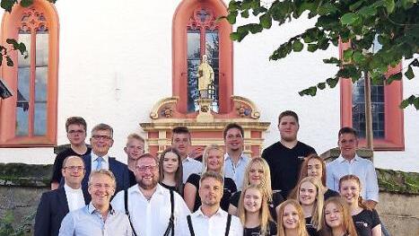 Die Jugendlichen mit den Spendenempfängern sowie Pfarrer Michael Gräf (mittlere Reihe, links) bei der Spendenübergabe  Foto: Heike Schülein
