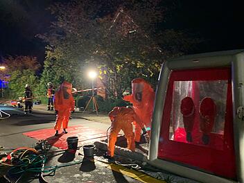 Rund 50 Einsatzkr&auml;fte waren nach einem Unfall mit Butters&auml;ure im Einsatz. Ein Anwohner Heisfeldes wollte mit dem Gefahrstoff W&uuml;hlm&auml;use loswerden. Foto: Feuerwehr Landkreis Leer