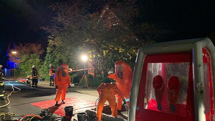 Rund 50 Einsatzkr&auml;fte waren nach einem Unfall mit Butters&auml;ure im Einsatz. Ein Anwohner Heisfeldes wollte mit dem Gefahrstoff W&uuml;hlm&auml;use loswerden. Foto: Feuerwehr Landkreis Leer