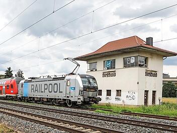 Die Haltstelle in Hirschaid wird im Zuge des Bahnausbaus nicht verlegt.  Foto: Barbara Herbst