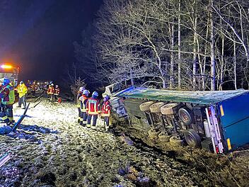 Der Lastwagen kippte neben der Autobahn auf die Seite. Der Fahrer kam mit leichten Verletzungen davon.