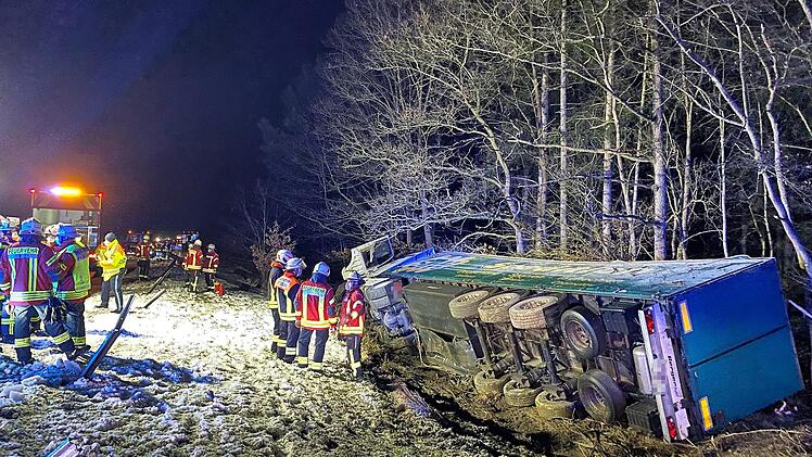 Der Lastwagen kippte neben der Autobahn auf die Seite. Der Fahrer kam mit leichten Verletzungen davon.