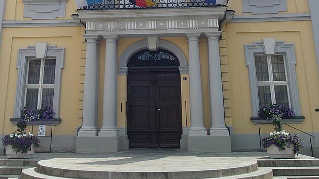 Im Kulmbacher Rathaus herrschte am Dienstag  hektischer Betrieb: Ein SPD-Stadtrat bekam nach der Fraktionssitzung ein positives Corona-Testergebnis. Voraussichtlich wird die Stadtratssitzung am Mittwoch abgesagt. Foto:  Archiv/Gabriele H&auml;nseler
