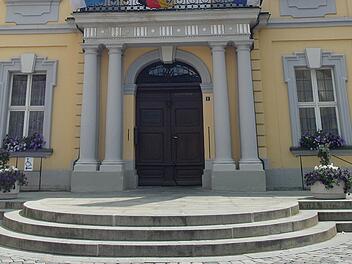 Im Kulmbacher Rathaus herrschte am Dienstag  hektischer Betrieb: Ein SPD-Stadtrat bekam nach der Fraktionssitzung ein positives Corona-Testergebnis. Voraussichtlich wird die Stadtratssitzung am Mittwoch abgesagt. Foto:  Archiv/Gabriele Hänseler