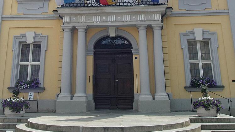 Im Kulmbacher Rathaus herrschte am Dienstag  hektischer Betrieb: Ein SPD-Stadtrat bekam nach der Fraktionssitzung ein positives Corona-Testergebnis. Voraussichtlich wird die Stadtratssitzung am Mittwoch abgesagt. Foto:  Archiv/Gabriele Hänseler