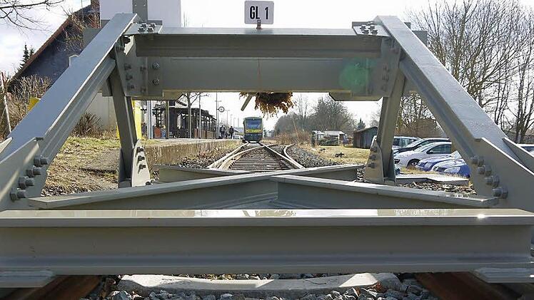 Die letzte Alternative? Ein Fortsetzung der Bahnstrecke über den Bad Rodacher Bahnhof (Bild)  hinaus scheint die einzige Möglichkeit zu sein, um den von der Coburger IHK geforderten Lückenschluss der Werrabahn-Trasse verwirklichen zu können. Doch auch auf dieser Strecke muss man damit rechnen, dass sie nicht vor 2030 verwirklicht werden kann. Foto: Berthold Köhler