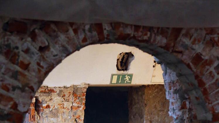Schweres Gerät ist in der alten Propstei im Einsatz.