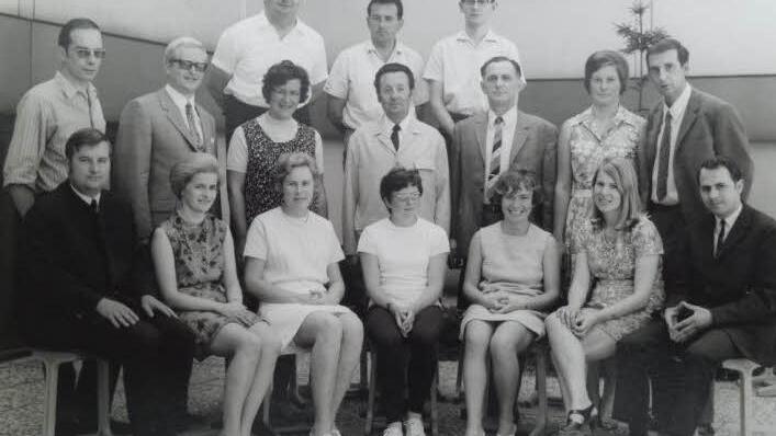 Im Kollegium des Schuljahrs 1965/1966 waren Frauen noch in der Unterzahl (o.). Foto: privat