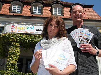 Gudrun Friedrich-Kleine und Hartmut Bös präsentieren die Broschüren zum Stadtfest. Sie liegen zum Beispiel in der Tourist-Info aus. Foto: Ulrike Müller