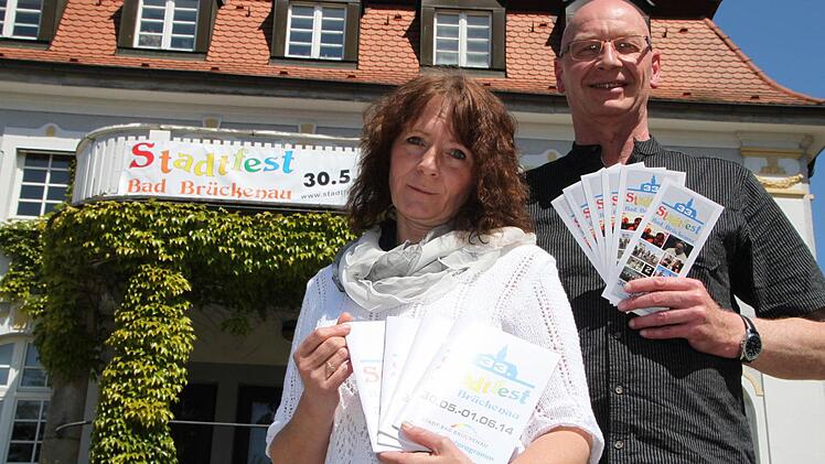 Gudrun Friedrich-Kleine und Hartmut Bös präsentieren die Broschüren zum Stadtfest. Sie liegen zum Beispiel in der Tourist-Info aus. Foto: Ulrike Müller
