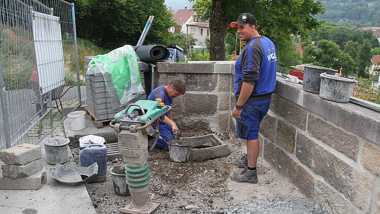 Alfred Hofknecht und Jens Hofmann von der Firma Vogel montierten noch wenige Tage vor der Einweihung Gullis.