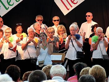Um das Lied "Rote Lippen soll man küssen" stilecht singen zu können, mussten sich - zumindest die Damen von der Waldeslust Zeckern - die Lippen schminken. Foto: Johanna Blum