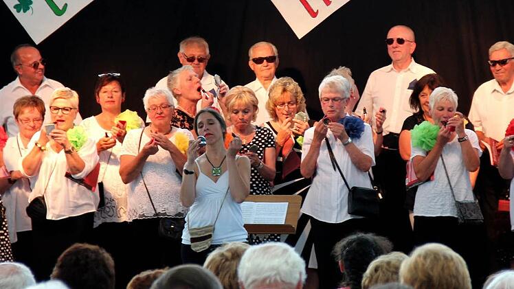 Um das Lied "Rote Lippen soll man küssen" stilecht singen zu können, mussten sich - zumindest die Damen von der Waldeslust Zeckern - die Lippen schminken. Foto: Johanna Blum