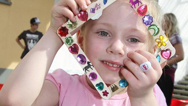 "Schau mal, selbst gebastelt", Cheyenne-Ciara Weigel (5) präsentiert ihren Bilderrahmen. Foto: Sonja Adam