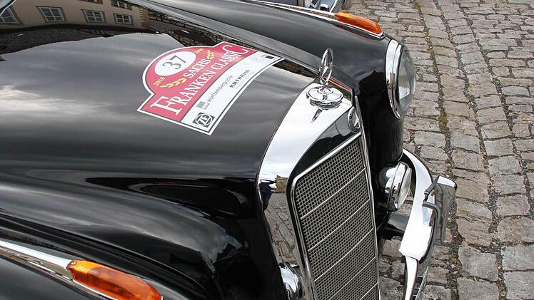 Historische Fahrzeuge auf historischem Pflaster
