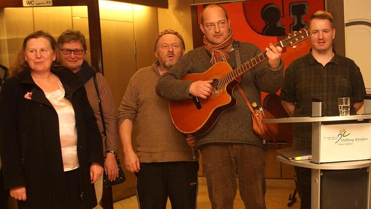 Peter Schmitt (Vierter von links) und Alexander Müller (Fünfter von links) gaben Einblick in die Selbsthilfegruppe mit Musik und erfreuten mit ihren "Liedern, die von Herzen kommen". Fotos: Günther Geiling