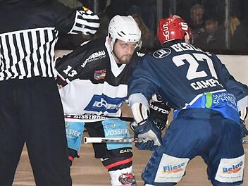 Ein Blick, der alles sagt: Kissingens Eugen Nold (Mitte) ist genauso heiß auf das Unterfrankenderby wie das gesamte Team. In unserem Bild steht er Schweinfurts Dion Campbell gegenüber.Hopf/Archiv