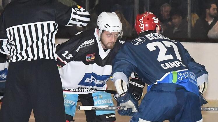 Ein Blick, der alles sagt: Kissingens Eugen Nold (Mitte) ist genauso heiß auf das Unterfrankenderby wie das gesamte Team. In unserem Bild steht er Schweinfurts Dion Campbell gegenüber.Hopf/Archiv