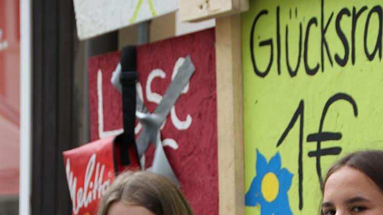 Die Jugend macht für ihren neuen Raum (Jura) Werbung. Foto: Ulrike Müller