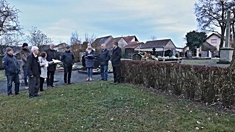 An dieser Hecke im Friedhof Fischbach sollen Urnengräber entstehen, wie Stadträtin Brunhilde Giegold (Vierte von links) erläuterte. Bürgermeister Jürgen Hennemann (Fünfter von links) und die Mitglieder des Bauausschusses hörten die Vorschläge. Helmut Will