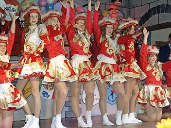 Die hübschen Mädels der Prinzengarde sind ein Hingucker der Büttenabende in Steinwiesen. Foto: Susanne Deuerling