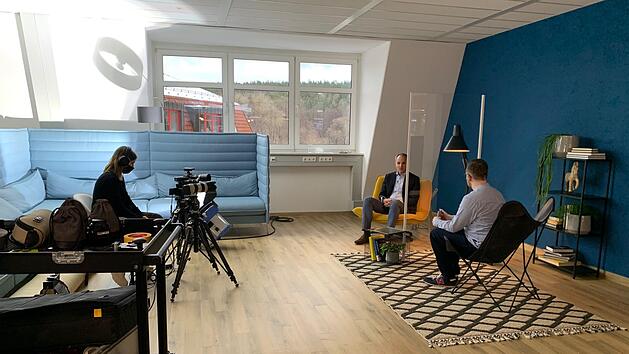 Wohnzimmeratmosph&auml;re statt Kaisersaal. Baur fertigte ein Video an.