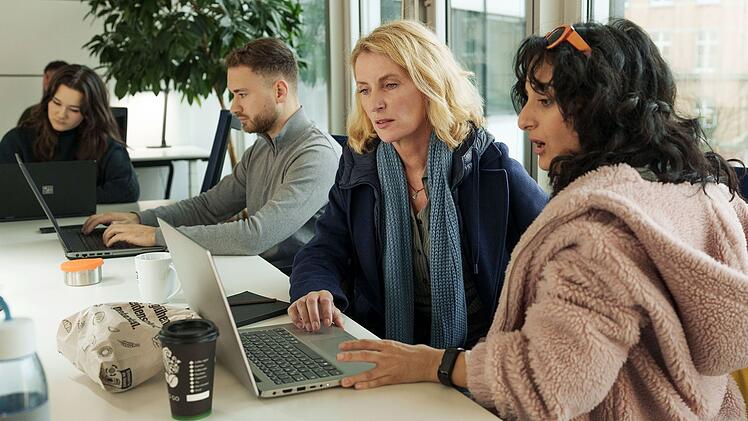 Im LKA Hannover erhält Charlotte Lindholm (Maria Furtwängler, links) Unterstützung von ihrer Kollegin Hanna Elinsdottir (Safak Sengül).