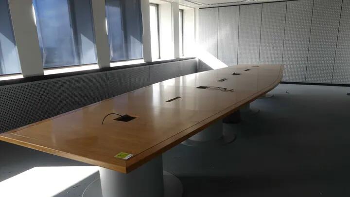 Konferenztisch des ehemaligen Hauptquartiers von Siemens Healthineers: Bereits ab 1 Euro online zu ersteigern.