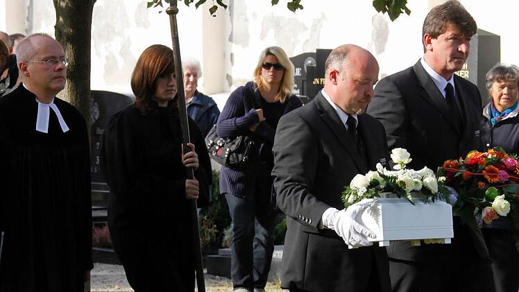 Das tote Baby wurde im Oktober 2011 auf Initaitive von  Walsdorfer Bürgern auf dem Friedhof beigesetzt.