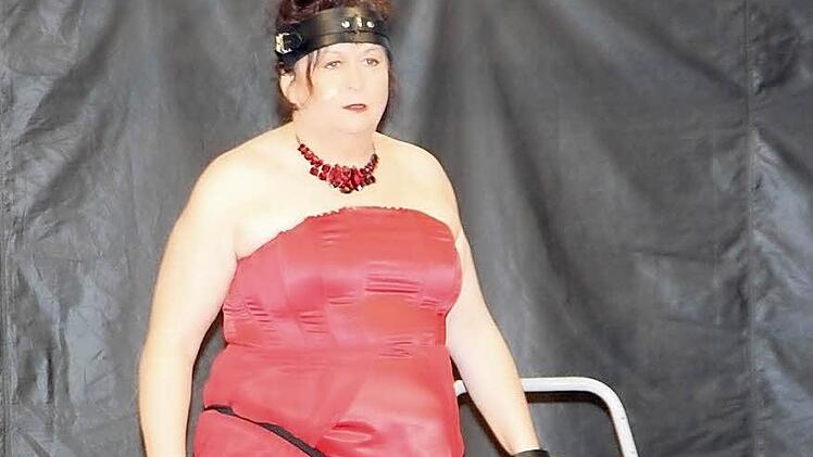 Glamouröser Auftritt: Lizzy Aumeier als verkappte Domina.