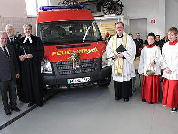 Die Pfarrer Oliver Schütz und Axel Bertholdt baten um Gottes Segen für das neue Fahrzeug und die Feuerwehrleute. Foto: fra-press