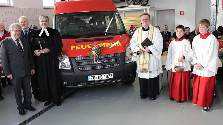 Die Pfarrer Oliver Schütz und Axel Bertholdt baten um Gottes Segen für das neue Fahrzeug und die Feuerwehrleute. Foto: fra-press