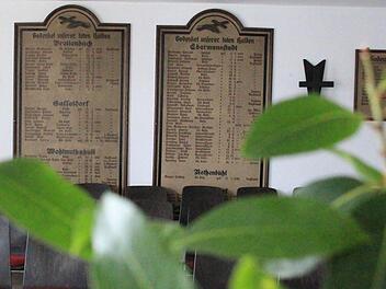 In der Aussegnugnshalle im Ebermannstadter Friedhof erinnern diese Tafeln an die Gefallenen der letzten beiden Weltkriege. Foto: Josef Hofbauer