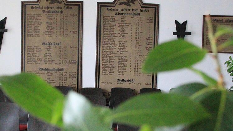In der Aussegnugnshalle im Ebermannstadter Friedhof erinnern diese Tafeln an die Gefallenen der letzten beiden Weltkriege. Foto: Josef Hofbauer