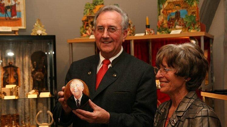 Bürgermeister Andreas Schlund hält ein Ei in Händen, das sein Konterfei zeigt.