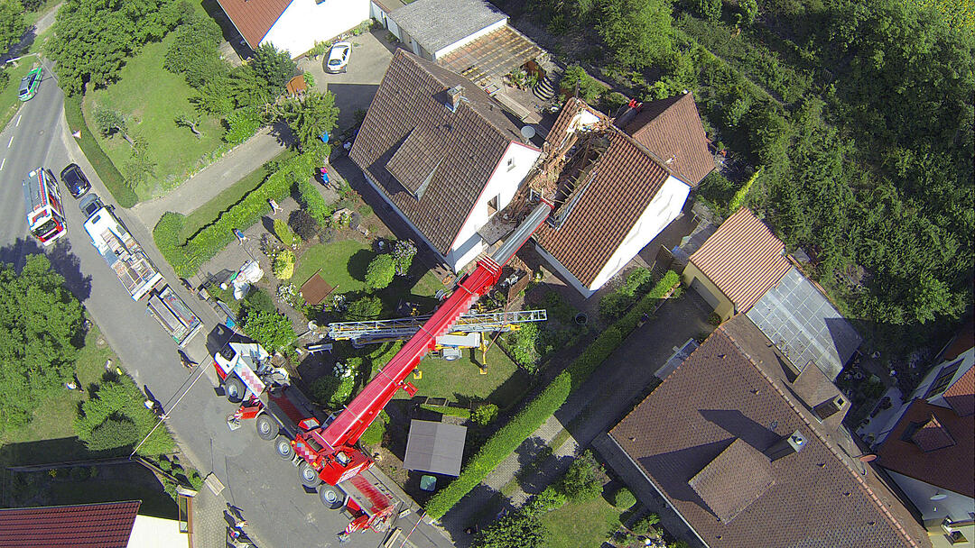 Kran stürzt auf Wohnhaus