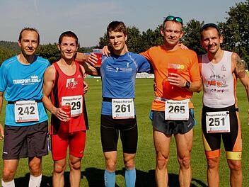 Die Erstplatzierten des Hauptlaufes über 13,5 Kilometer mit Berthold Bedenk, Kevin Karrer, Lukas Beierlieb, Klaus Reichel und Rainer Kirchner (von links)