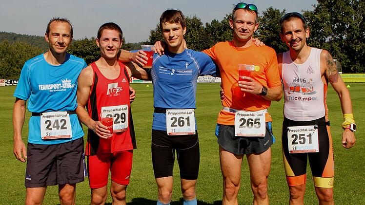 Die Erstplatzierten des Hauptlaufes über 13,5 Kilometer mit Berthold Bedenk, Kevin Karrer, Lukas Beierlieb, Klaus Reichel und Rainer Kirchner (von links)