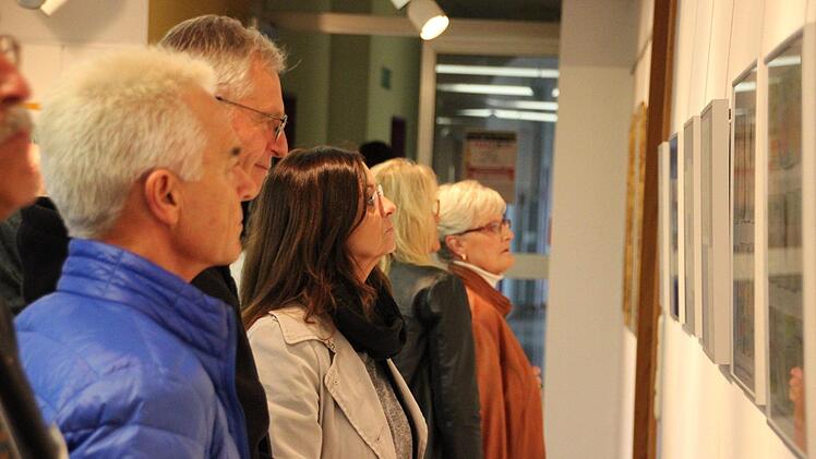 Interessierte Besucher in der Galerie im Landratsamt