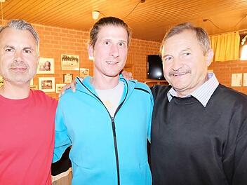 Froh über den neuen Trainer Hans-Jörg Kreß (Mitte) aus Burgsinn sind Sportbetriebsleiter Heinz Reidinger (links) und Vorsitzender Egon Schaub-Römisch.  Foto: Gerd Schaar