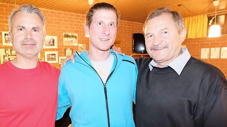 Froh über den neuen Trainer Hans-Jörg Kreß (Mitte) aus Burgsinn sind Sportbetriebsleiter Heinz Reidinger (links) und Vorsitzender Egon Schaub-Römisch.  Foto: Gerd Schaar