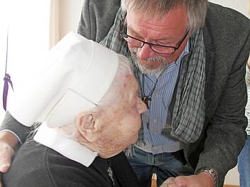 Auch der frühere Tettauer Bürgermeister Hans Kaufmann kam, um Selma Kaufmann zu gratulieren. Foto: Sonny Adam